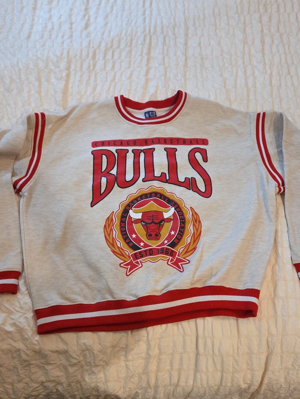 Chicago Bulls Crewneck Sweatshirt in Cream and Red